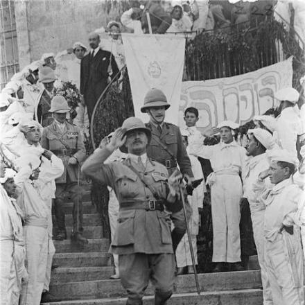 Il feldmaresciallo Edmund Henry Hynman Allenby lascia il ricevimento a Gerusalemme, offerto della comunità ebraica, mentre viene salutato dai membri della Makkabi Athletic Association (Jewish Boy Scouts), il 24 maggio 1918. © IWM 