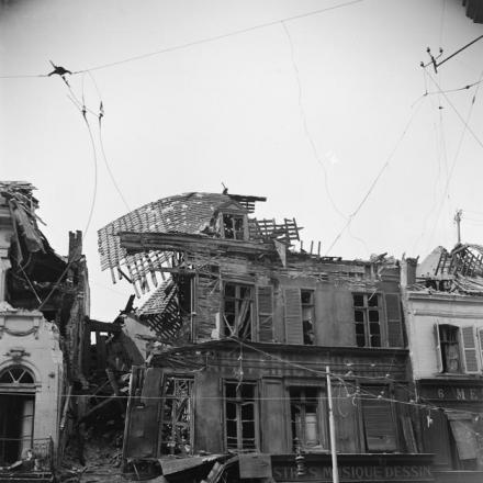 Le truppe britanniche davanti alle case di Amiens danneggiate dal fuoco delle granate, l'11 giugno 1918.