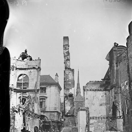Edifici in rovina ad Amiens, l'11 giugno 1918. La Cattedrale di Amiens è visibile in lontananza.