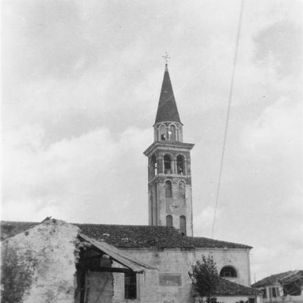 La chiesa in rovina a Losson sul fronte Piave in una zona in cui si svolgevano aspri combattimenti, nel giugno del 1918. © IWM (Q 65276)