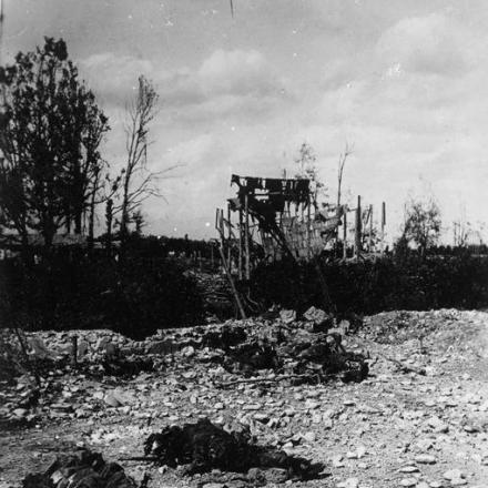 Cadaveri giacenti nella piazza di Nervesa, dopo che gli austro-ungarici erano stati cacciati dall'ottava armata italiana il 23 giugno 1918. © IWM (Q 65268)