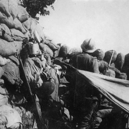 Una sentinella di servizio in una postazione sul Capo Sile, nel delta del Piave, catturato dalla Terza Armata italiana, il 24/25 giugno 1918. © IWM (Q 65202)