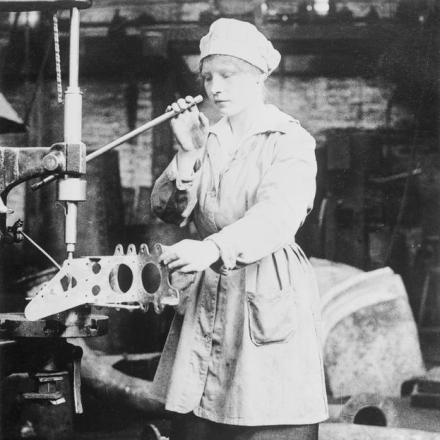 Agnes Low, una dipendente della Govan Shipbuilding Yard, sta perforando un supporto di bomba di un aeroplano. © IWM (Q 110079)