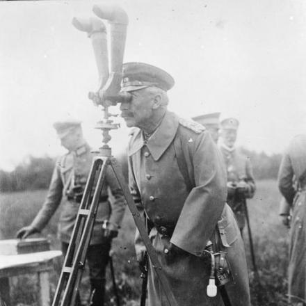 Il Kaiser Guglielmo II guarda attraverso una battaglia al fronte nel giugno del 1918. © IWM (Q 23771)