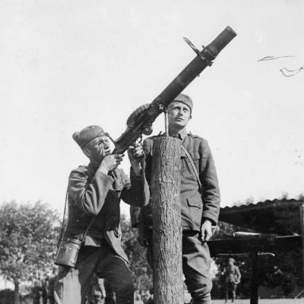 Artiglieri antiaerei americani equipaggiano una mitragliatrice Lewis su montatura antiaerea a Watou, il 9 luglio 1918.© IWM (Q 102015)