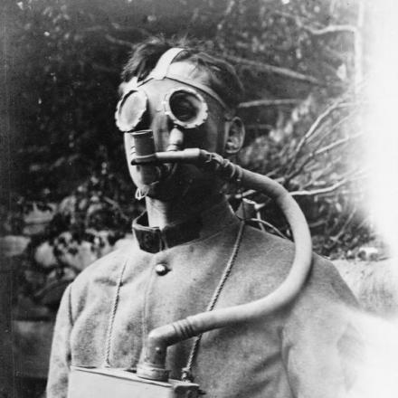 La maschera francese Tissot dimostrata da un soldato francese. La maschera Tissot era rivoluzionaria in quanto conferiva a chi la indossava una maggiore visibilità.  Arras, 12 luglio 1918. © IWM (Q 61057)