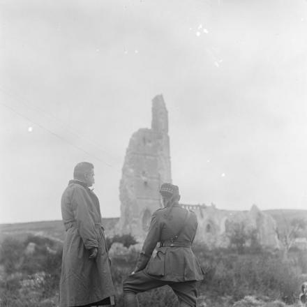 Hjalmar Branting, il leader del Partito socialdemocratico svedese, visita le rovine della chiesa di Souchez, il 15 luglio 1918. È accompagnato da un ufficiale scozzese. © IWM (Q 11071)