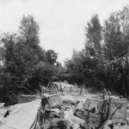 Truppe italiane dietro una barricata attraverso un ponte sullo Scolo Palombo, a ovest di Fossalta, fronte del Piave. © IWM (Q 65263)