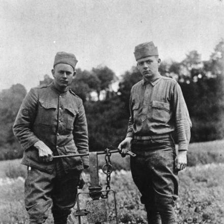 Soldati del 128 ° reggimento di fanteria, 32a divisione americana che mostra una trappola per uomini, trovata nella terra di nessuno dalla pattuglia notturna. Altkirch, 21 luglio 1918. © IWM (Q 80259)