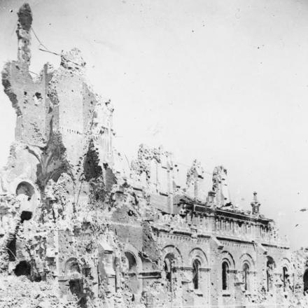 Rovine di una chiesa a Merville, il 22 agosto 1918. © IWM (Q 7000)