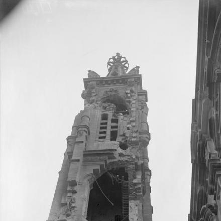 La torre danneggiata della Cattedrale di Cambrai, 12 ottobre 1918. © IWM (Q 9547)