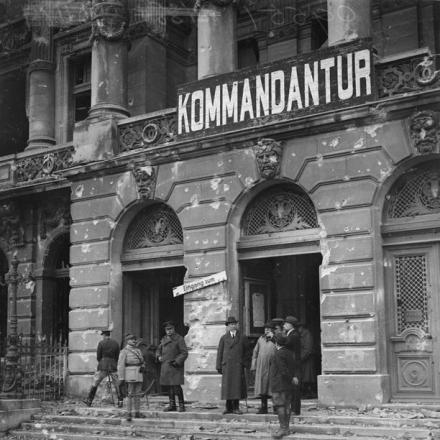 Il feldmaresciallo Douglas Haig e il primo ministro francese Georges Clemenceau sui gradini dell'edificio che un tempo era il quartier generale della Germania (Kommandantur) a Cambrai, il 13 ottobre 1918. © IWM (Q 9551)