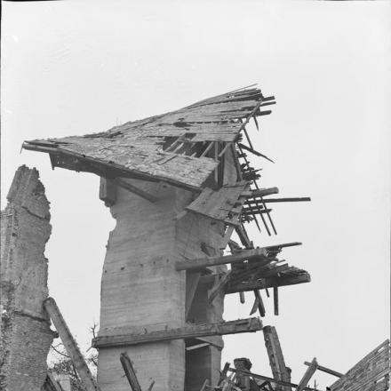 Un posto di osservazione tedesco in cemento tra le rovine di una casa. La casa è stata quasi completamente distrutta, l'anima di cemento è rimasta in piedi. La Bassee, 24 ottobre 1918 © IWM (Q 9616)