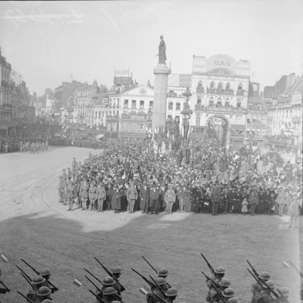Entrata ufficiale britannica a Lille. Reggimento di fanteria della 47a divisione in parata, 28 ottobre 1918. © IWM (Q 9627)