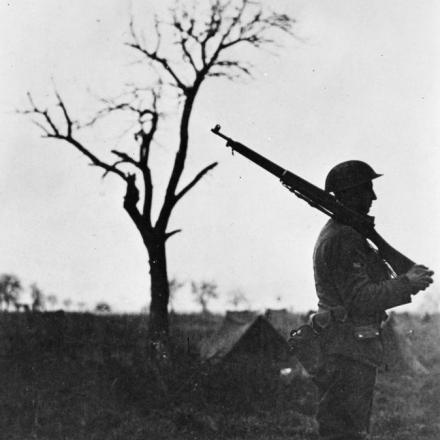 Una sentinella americana di servizio in un campo a nord di Apremont, il 29 ottobre 1918. © IWM (Q 103007)