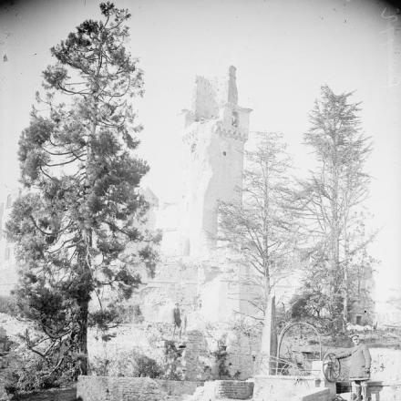 Rovine del castello San Salvatore del Conte di Collalto a Susegana utilizzato dagli austro-ungarici come postazione di osservazione sul Piave. Questa città fu catturata dall'8 ° Corpo durante la battaglia di Vittorio Veneto, il 29 ottobre 1918. © IWM (Q 26130)