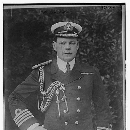 L’ammiraglio Sir Rosslyn E. Wemyss, nominato rappresentante della Marina inglese, assieme al Maresciallo Foch, per ricevere i delegati tedeschi. © Congress Library _ pnp_ggbain.23138