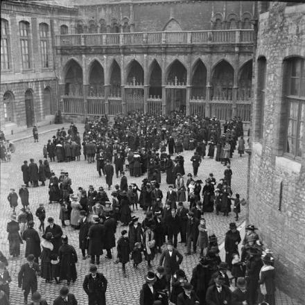  A Tournai la folla lascia la cattedrale dopo la messa del ringraziamento, il 10 novembre 1918. © IWM (Q 9671)