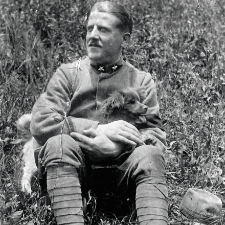 Il Sergente di artiglieria Giuseppe Lucarelli verso la fine di giugno 1915 con la mascotte della batteria