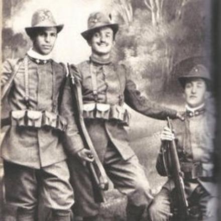 Foto scattata a Feltre. Paolo Monelli (terzo da sinistra) con Luigi Campari (primo da sinistra) e Manaresi. Fonte: noialpini.it