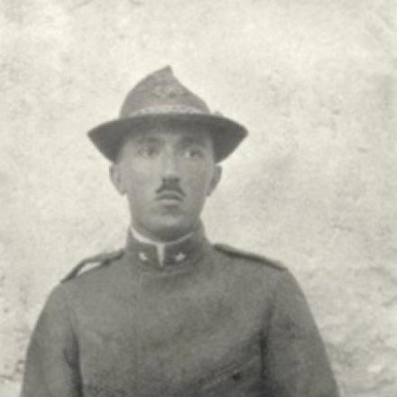 Carlo Emilia Gadda in divisa da alpino. Fonte: vallecamonicacultura.it