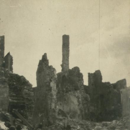 Alpini tra le rovine - Fonte: Fondo fotografico Monelli, Biblioteca Antonio Baldini