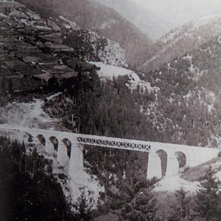 Un'immagine del ponte di Roana prima che venisse fatto saltare in aria. Immagine di pubblico dominio