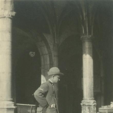 Alpini davanti alle rovine della Grande Guerra - Fonte: Fondo fotografico Monelli, Biblioteca Antonio Baldini