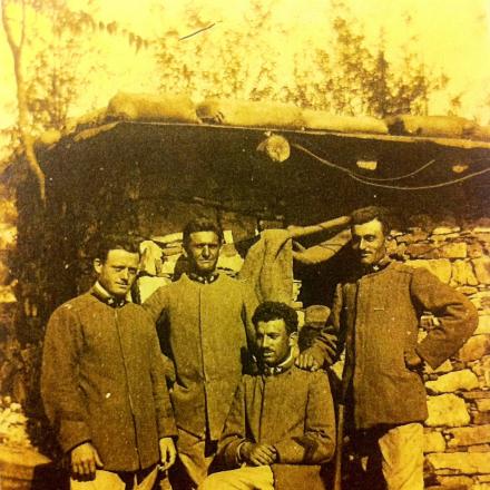 Foto di gruppo con l’artigliere Gandini (il primo a sinistra) - Fonte: Gruppo L'Espresso e Archivio diaristico nazionale di Pieve Santo Stefano