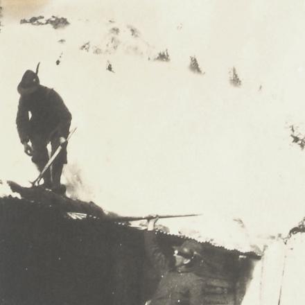 Alpini costruiscono baracche - Fonte: Fondo fotografico Monelli, Biblioteca Antonio Baldini