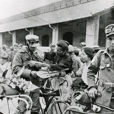 Donne con militari in bicicletta - Fonte: Touring Club Italiano CC BY-SA 3.0