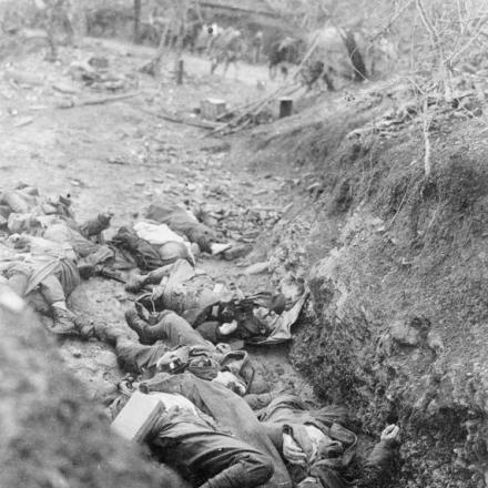 Soldati francesi morti in una trincea. © IWM (Q 23706)