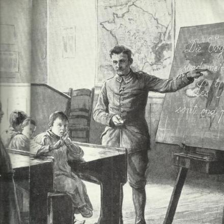 Insegnante di scuola elementare, arruolato da Strasburgo, insegna tedesco in una regione occupata al confine francese