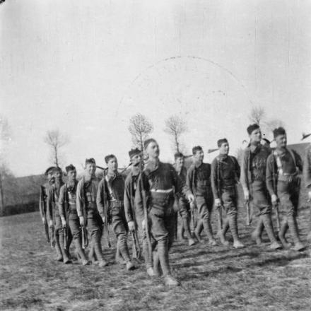 Giovani ufficiali del 2 ° Battaglione, Cameroniani (fucili scozzesi) in preparazione dell'attacco a Fromelles. Presentato a Doulieu, il 26 aprile 1915.© IWM (Q 51606)