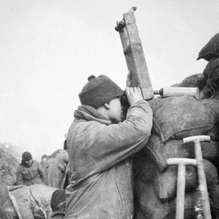 un periscopio di trincea per osservare le posizioni tedesche di fronte alla linea britannica alla Grande Flamengrie Farm sul settore di Bois Grenier del fronte nel febbraio 1915.© IWM (Q 51588)