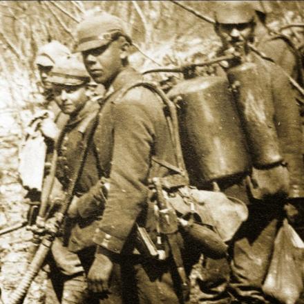 Soldati equipaggiati con lanciafiamme