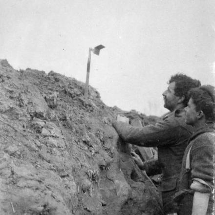 Soldati del 1 ° Battaglione, Cameroniani (fucili scozzesi) usano un periscopio tascabile  (settore Bois Grenier). 13 marzo 1915.© IWM (Q 51599)