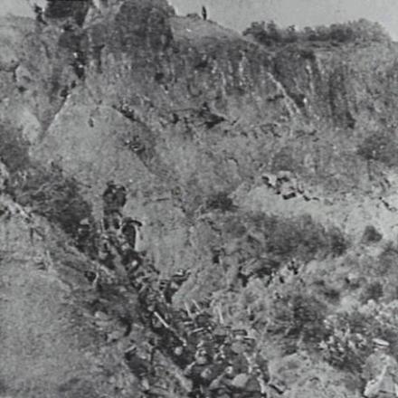 Soldati scalano una collina a Gaba Tepe