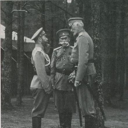 Lo Zar Nicola II con V.B. Frederiks, ministro della Casa Imperiale e granduca Nicola Nikolaevich, comandante in capo dell'esercito russo