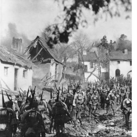 Fanteria tedesca in avanzata in un villaggio distrutto della Prussia orientale . © Bundesarchiv, Bild 183-R36715 _CC-BY-SA 3.0