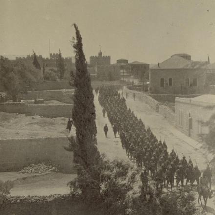 Prima della guerra: reclute durante una marcia di addestramento