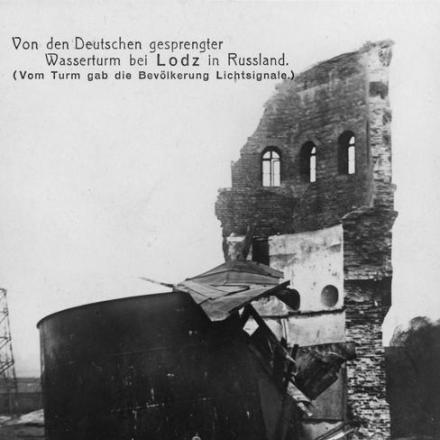 La torre dell'acqua fatta saltare dalle truppe tedesche nella città di Łódź (Litzmannstadt), Polonia. © IWM (Q 86985)