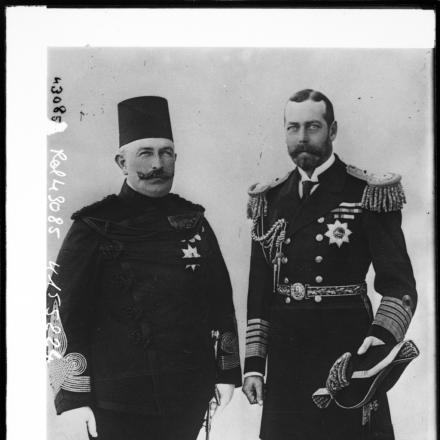 Il deposto Kédhive (Viceré) d'Egitto 'Abbās Hilmī II e Giorgio V. © B. N. F.  - Agence Rol ark_12148_btv1b6932502v