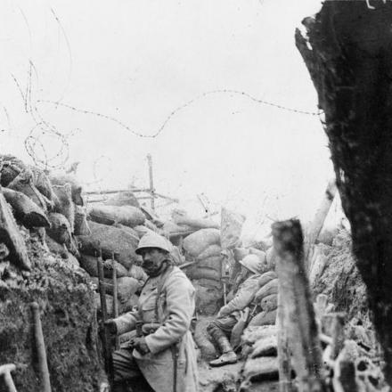 Un soldato francese al posto di ascolto, a venti metri dalla linea tedesca  a sud-est di Loos, 22 dicembre 1915. © IWM Q 69616