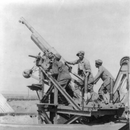 Truppe francesi ad una mitraglia da 75 mm antiaerea a Salonicco, Fonte: wikipedia