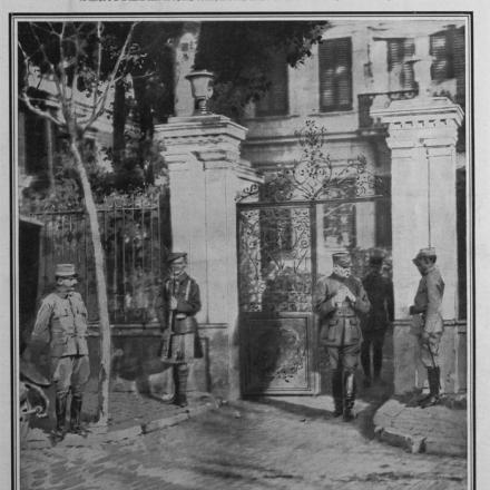 Il Generale Serrail esce dal Consolato tedesco