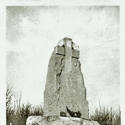 Memoriale a Émile Driant ed al suo battaglione presso il Bois des Caures, Flabas, Francia. Fonte: cartolina storica, autore sconosciuto- wikipedia, pubblico dominio