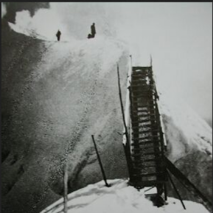 Monte Fumo, passerella di legno su crepaccio. Fonte: Cime e Trincee