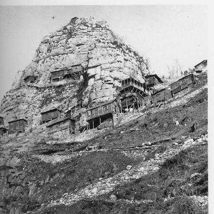 Baracche sul Cavioio -- Il monte Cavioio fu la base delle operazioni per la riconquista italiana del monte Cimone. Fonte: ©Museo civico del Risorgimento di Bologna