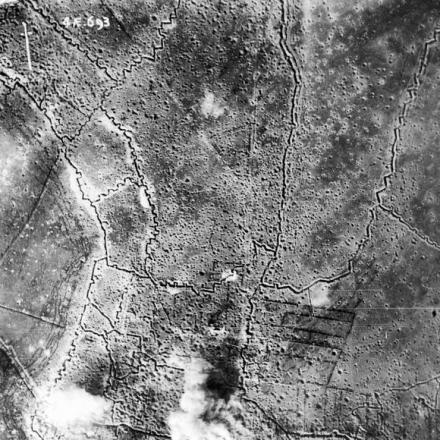 Trincee tedesche bombardate da artiglieria britannica - Foto: © Imperial War Museum (Q 63740)